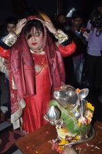 Dolly Bindra offer prayers to Andheri Cha Raja in Mumbai on 12th Sept 2013 (83).JPG